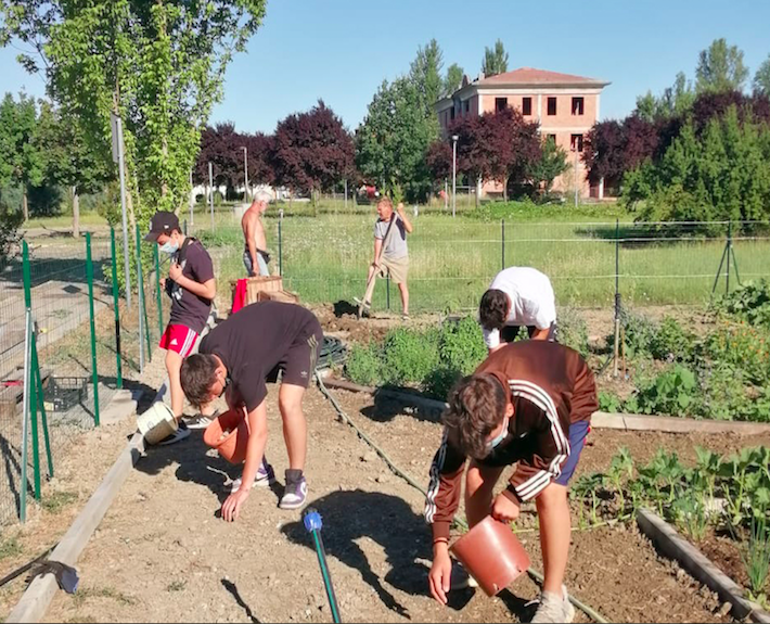 Ragazzi nell'orto sociale Piantala